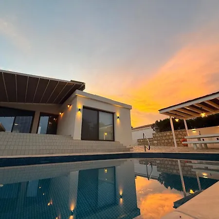 Seaview With Private Pool - 5 Min From